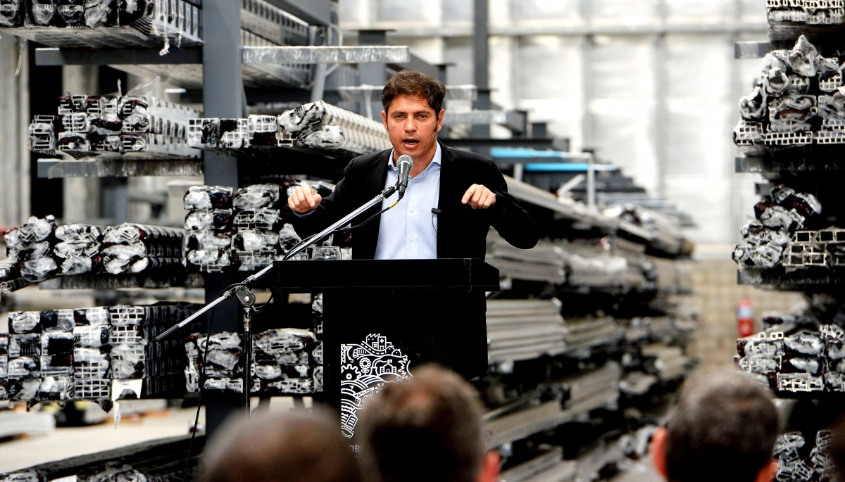 Kicillof durísimo contra Milei: “Es más fácil firmar un decretazo que dedicarse a laburar”
