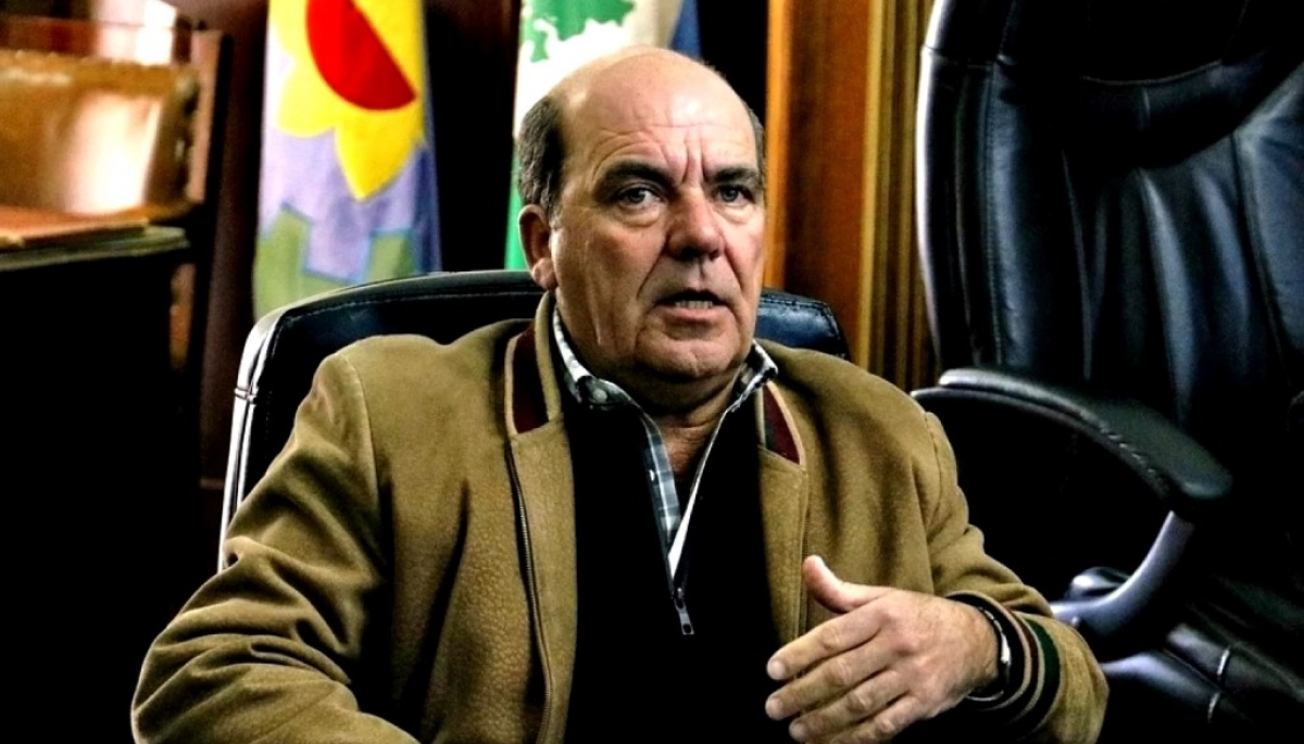 Intendente peronista se acopla al “plan motosierra” y mutila el gasto público