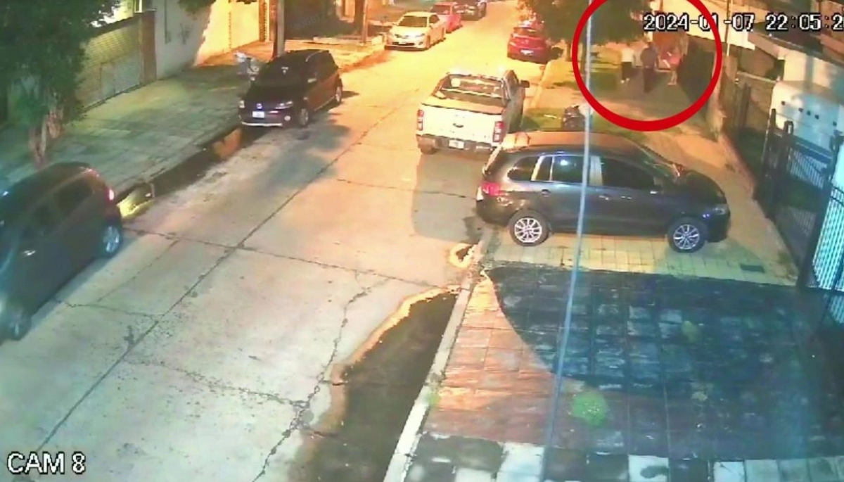Con la paciencia de la araña, tres jóvenes aguardaron el momento para robar el auto a una pareja