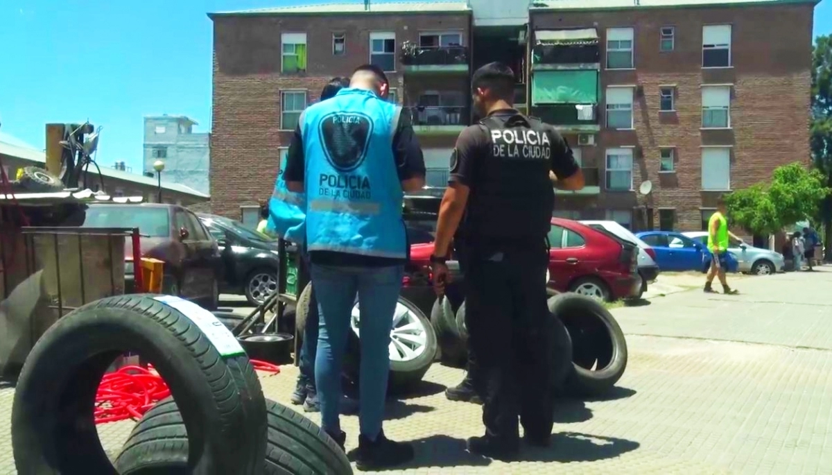 Lo hicieron de goma: detuvieron a un sujeto que vendía neumáticos y llantas robadas en una plaza