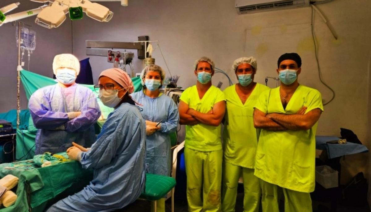 Operan despierto a un joven para extirparle un tumor cerebral