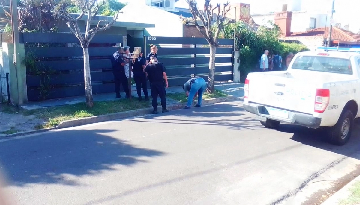 Ataque motochorro en La Plata: le dispararon en la pierna y el proyectil le incendió el celular