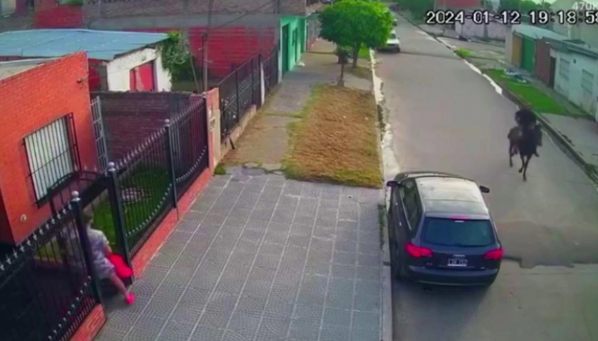 Salió de la casa, subió al auto y en 20 segundos jóvenes encapuchados lo dejaron a pie