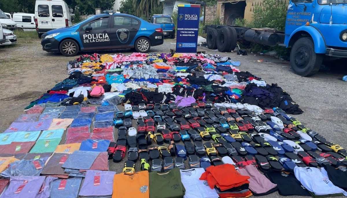 Requisaron tres micros en la Gral. Paz y encontraron 317 millones de pesos en indumentaria falsificada