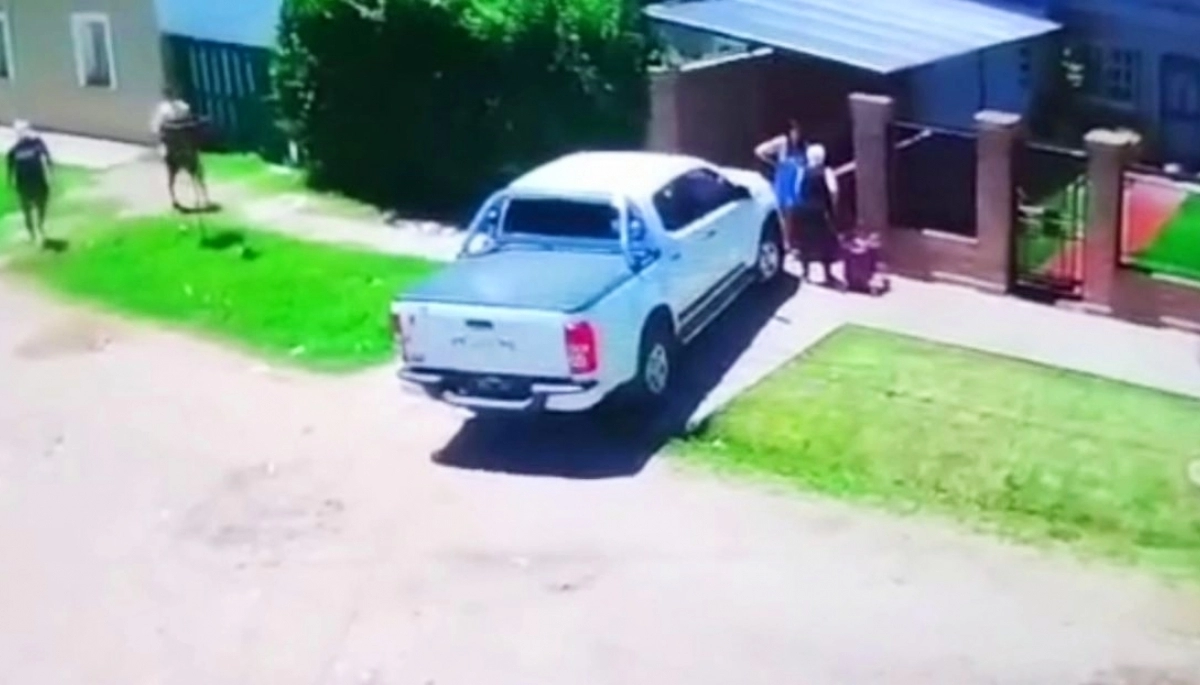 No dan tregua: se detuvo a dialogar con una vecina y dos ladrones le robaron la 4x4
