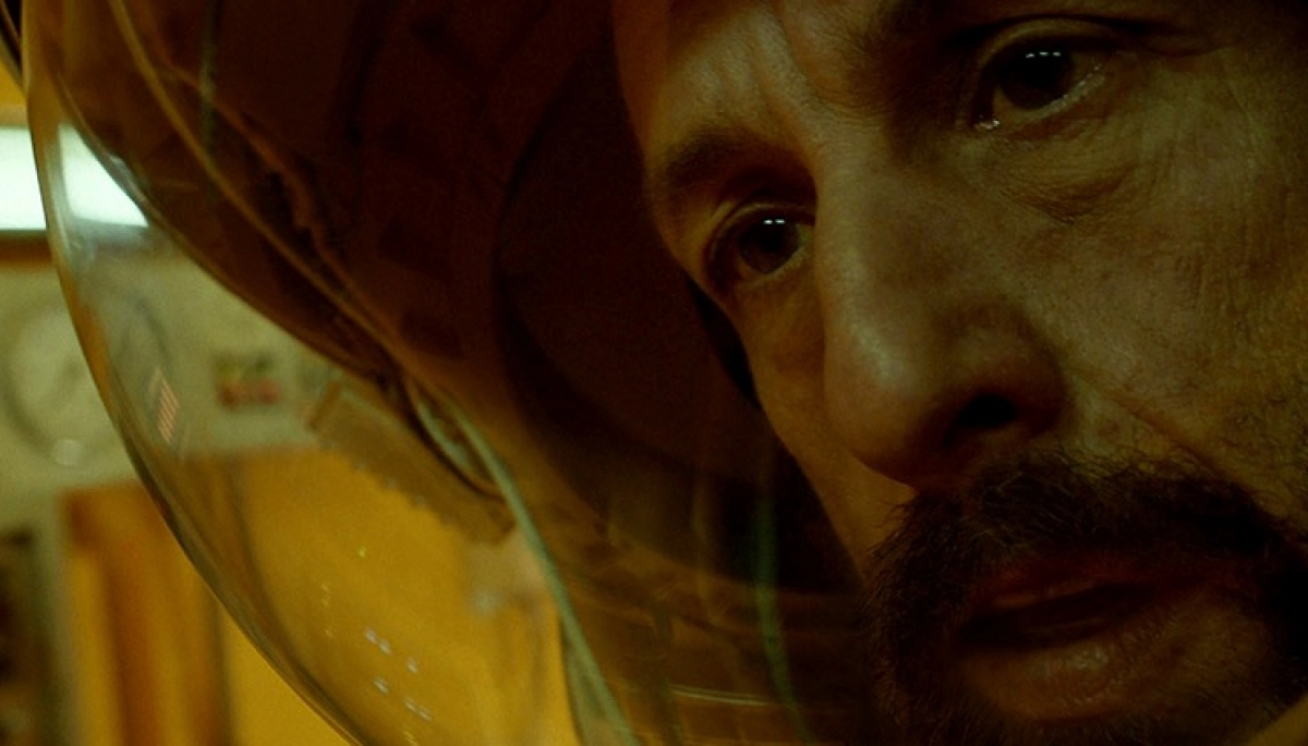 Netflix reveló el tráiler de la película “El Astronauta”, con Adam Sandler y una araña gigante