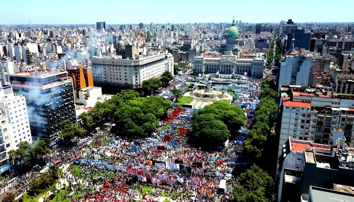 Masiva marcha contra el plan económico de Milei: “Destruye los derechos de los trabajadores”