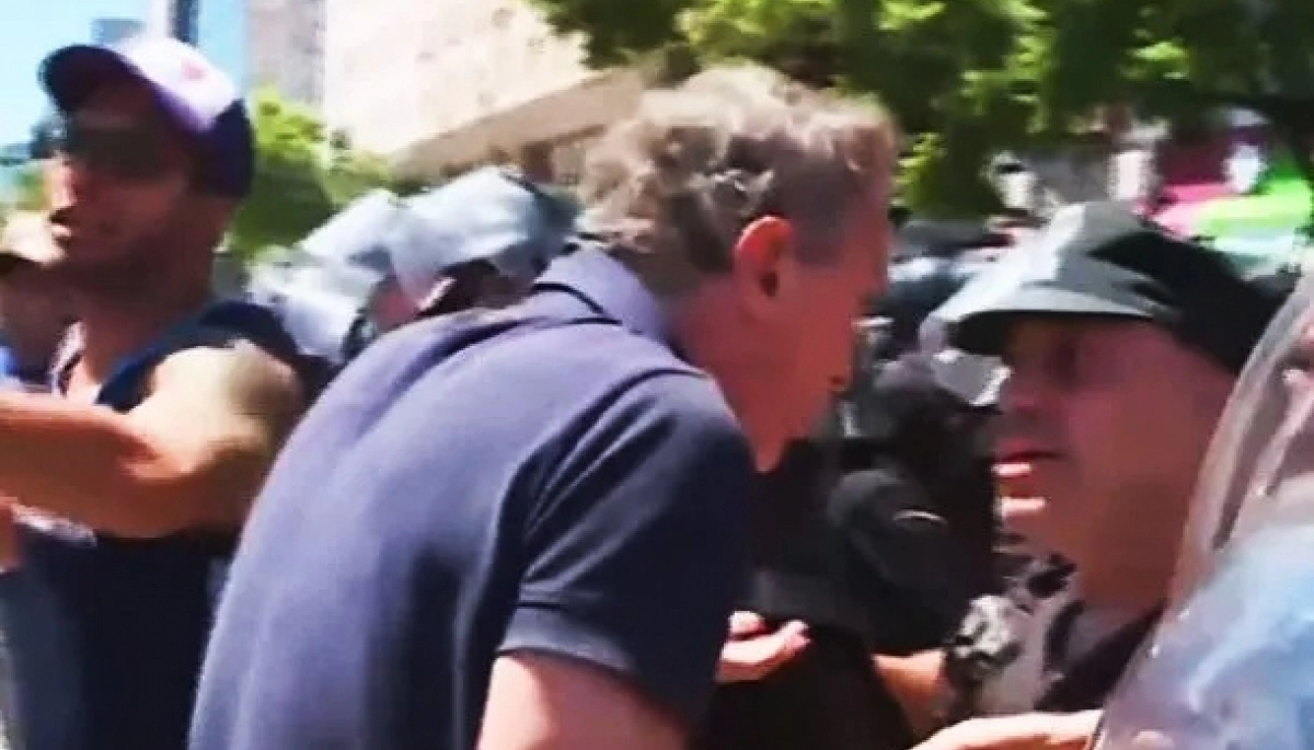 Discusiones, insultos y empujones en la marcha: un ministro de Kicillof fue agredido por la policía