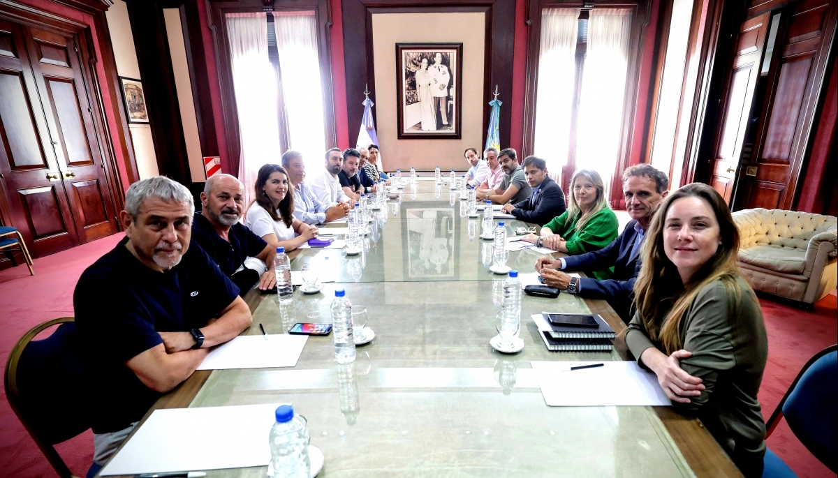 Con críticas para Milei, Kicillof mantuvo una reunión con intendentes afines en La Plata