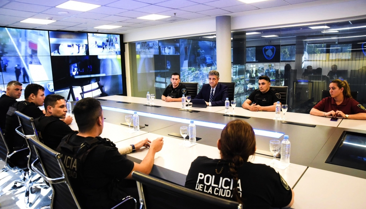 Jorge Macri visitó el CMU de Chacarita y volvió a defender el uso de pistolas Taser