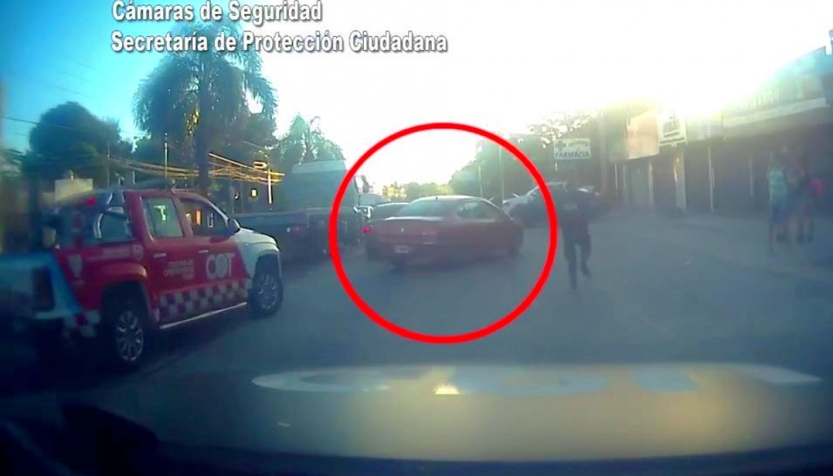 Circulaba en auto robado, intentó escapar y fue atrapado en un embotellamiento rutero