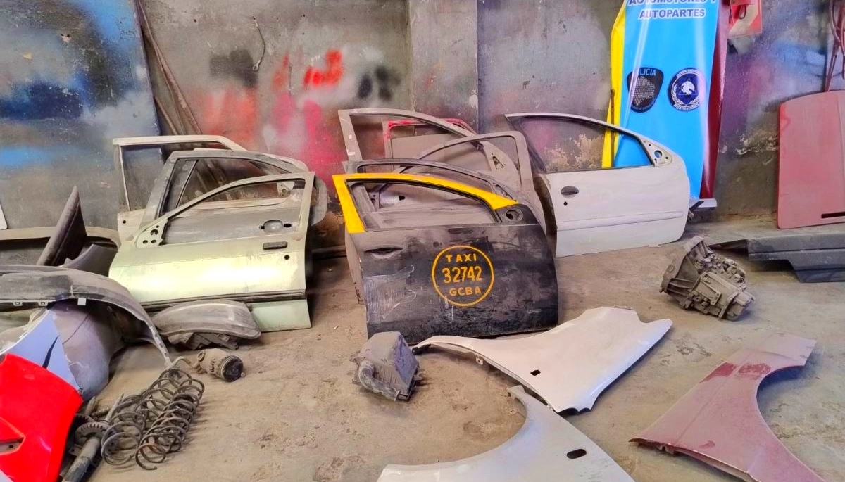 Allanaron un taller mecánico e incautaron decenas de autopartes flojas de papeles