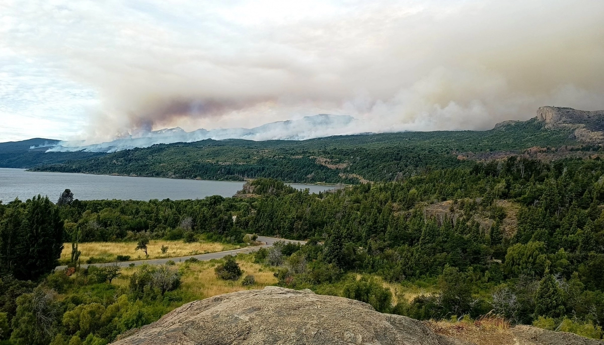 Kicillof ofreció a prestar recursos a Chubut para enfrentar el incendio forestal de Los Alerces