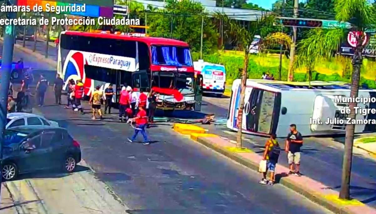 Tremendo choque y vuelco de colectivos en Tigre: impactante operativo para asistir a las víctimas