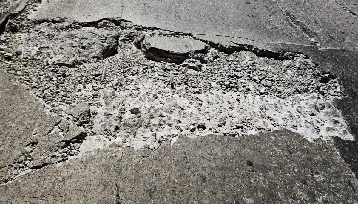 Vecinos se quejan por un inmenso y peligroso pozo en la Avenida 44 de La Plata