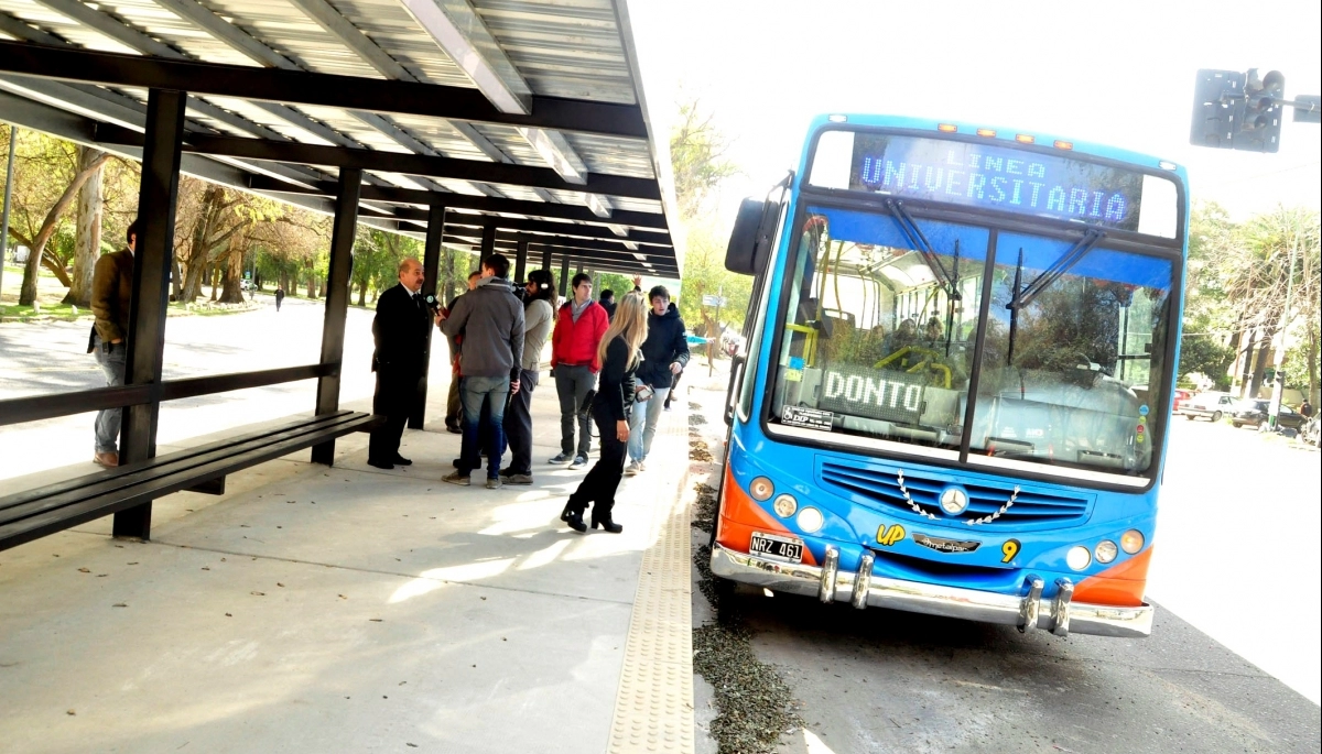 Vuelta a la facu: cuáles son los nuevos horarios del micro universitario en La Plata