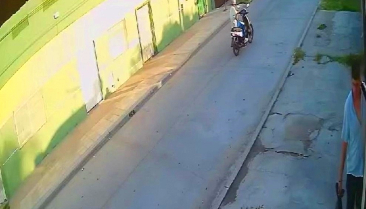 Con la técnica de la grulla y a piedrazos, puso en fuga a motochorro que lo amenazaba con un revólver