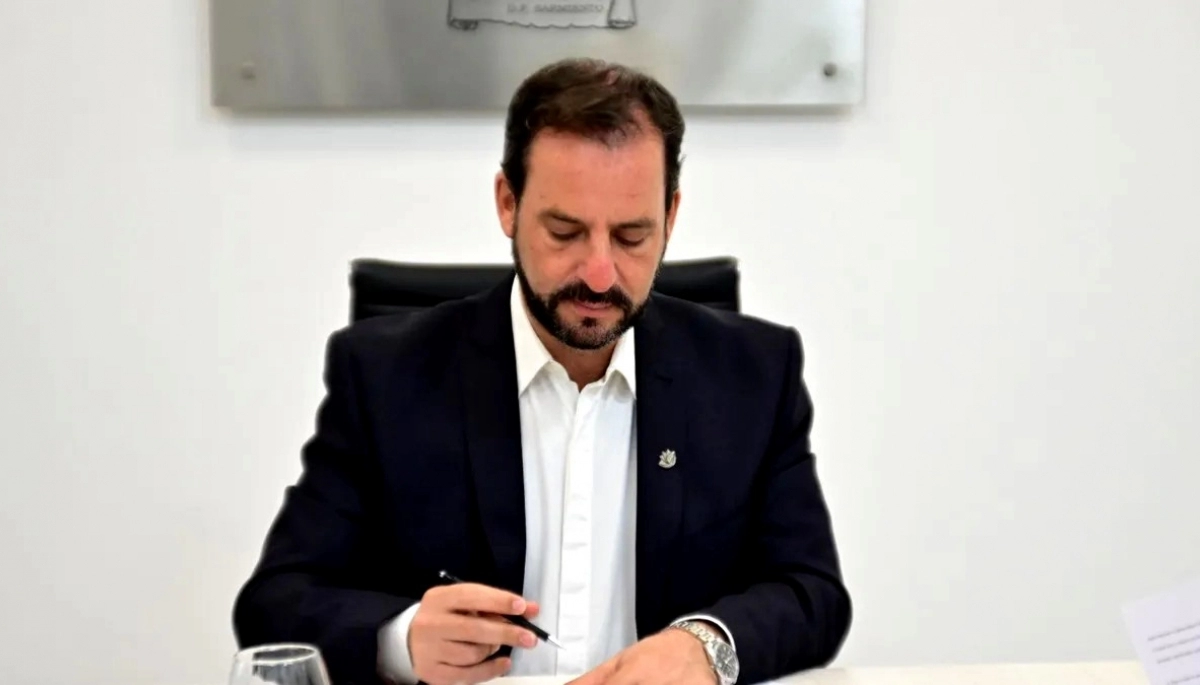 Sujarchuk empuña la motosierra y recorta gastos con su nuevo gabinete en Escobar