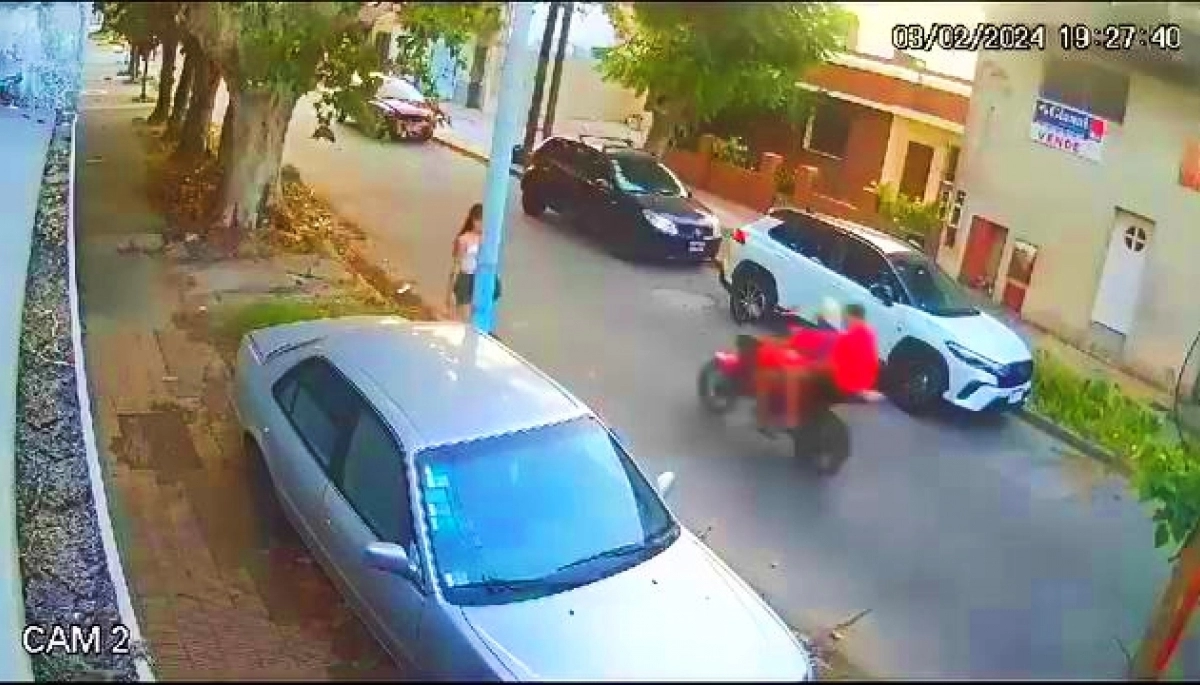 Bernal: una bombera voluntaria forcejeó y se resistió a ser asaltada por violentos motochorros