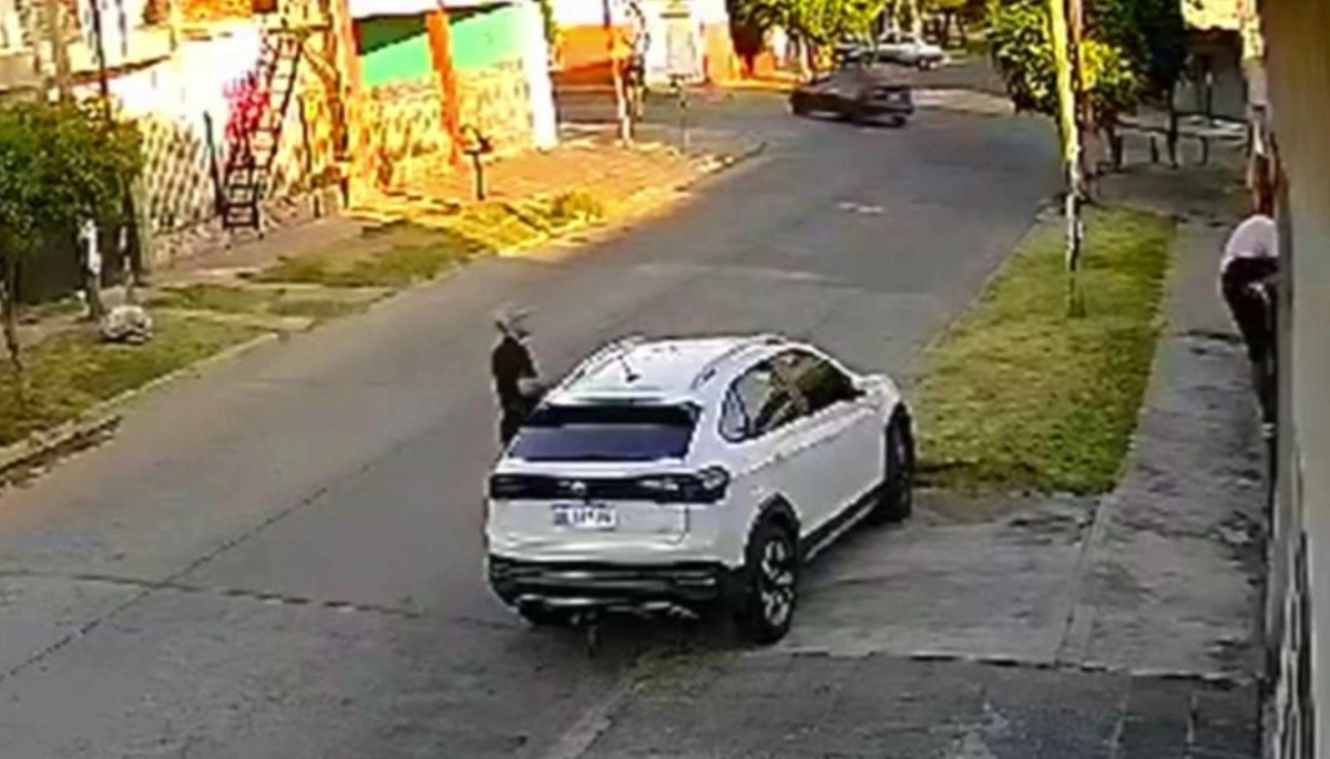 Increíble robo de auto: llevó a la madre a la casa, un delincuente armado saltó las rejas y le arrebató las llaves