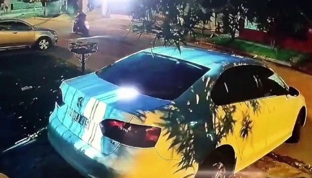 Bajó del auto en la puerta de la casa y motochorros a la pesca le robaron todo