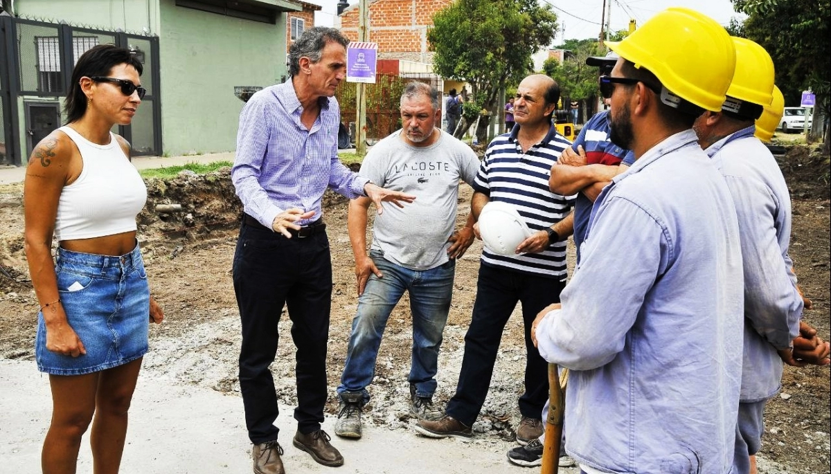 Katopodis se reunió con Mayra Mendoza y recorrieron obras de pavimentación en Solano