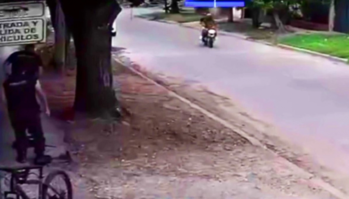 Quilmes: motochorros atacaron a dos operarios, robaron teléfonos y se llevaron una bicicleta al hombro