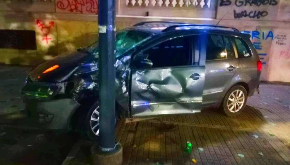 Choque fatal en La Plata: motoqueros cruzaron con luz roja, impactaron un auto y uno perdió la vida