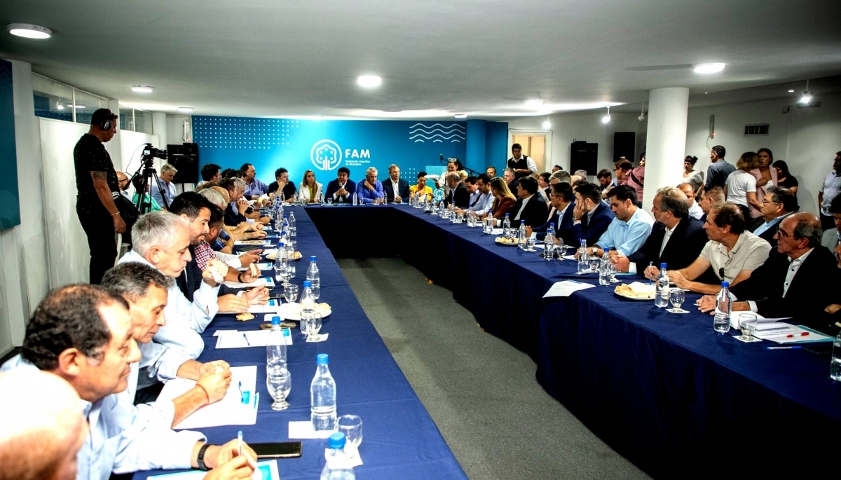Intendentes de la FAM pidieron “respeto” a la Constitución y repudiaron las medidas de Milei