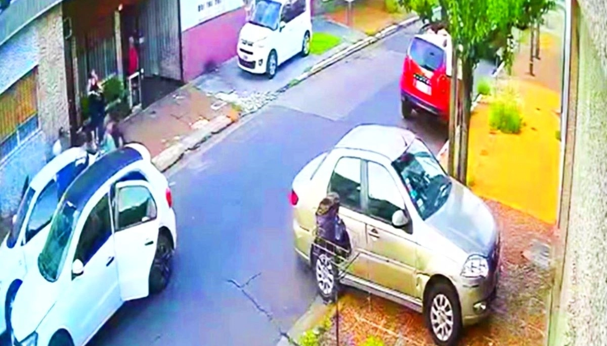Al voleo o como pirañas, jóvenes ladrones robaron autos en el Conurbano