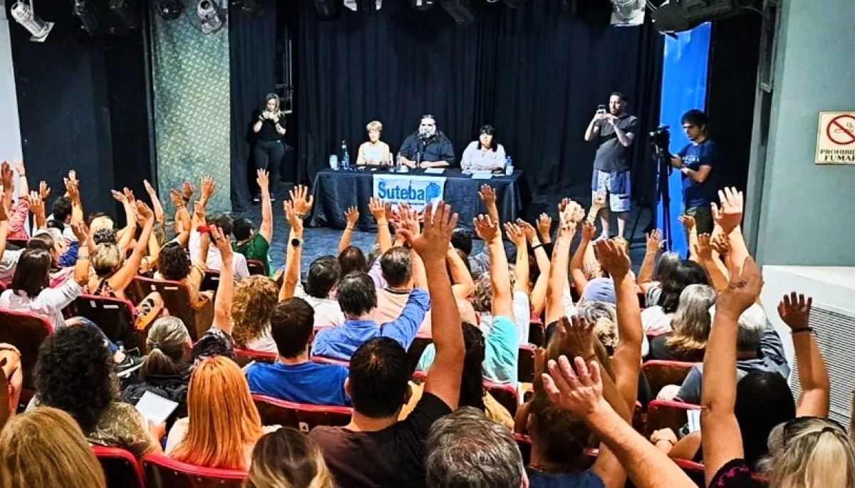 Docentes aceptaron la oferta de Kicillof y acordaron sumarse al reclamo contra Milei