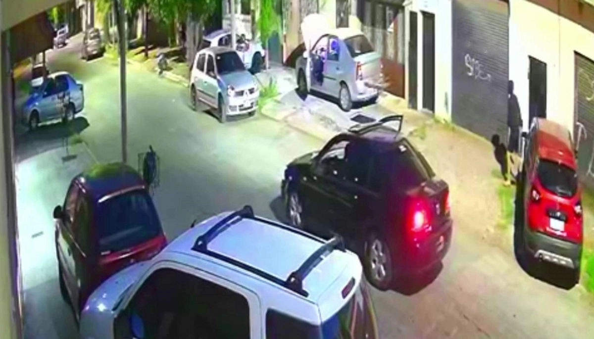 No tenía seguro: le patearon la puerta de la casa, le dieron culatazos y le robaron la camioneta