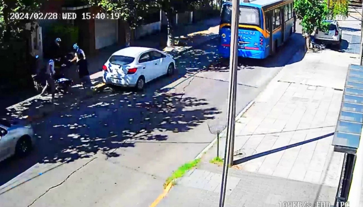 Cuatro delincuentes intentaron robar una moto y un chofer les impidió la fuga con el colectivo