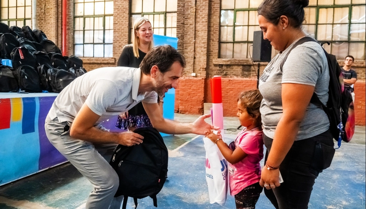 Petrecca entregó mochilas y útiles a 500 familias en Junín: “La educación siempre es prioridad”
