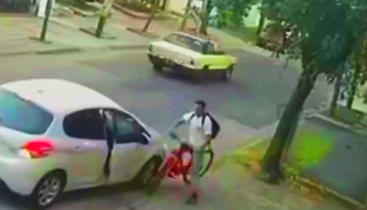 Amanecer violento: cuatro delincuentes en dos autos, chocaron y balearon a un ciclista por el teléfono celular