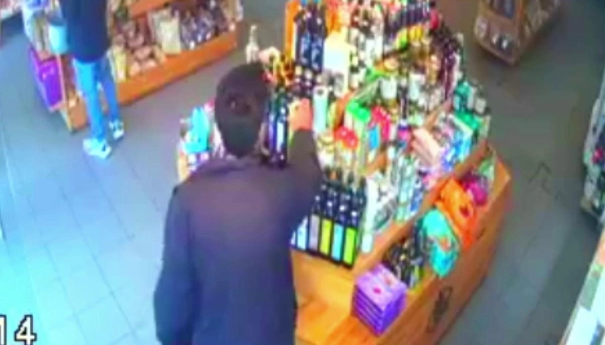 Mechero Gourmet quedó registrado por las cámaras cuando se llevó un aceite de oliva de 25 mil pesos