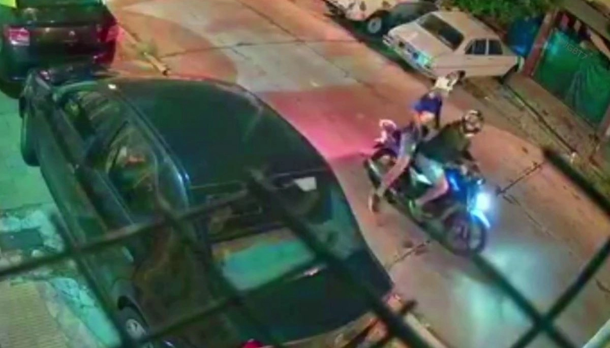 Atacada sobre el auto, una joven se resistió a las patadas al ataque de motochorros