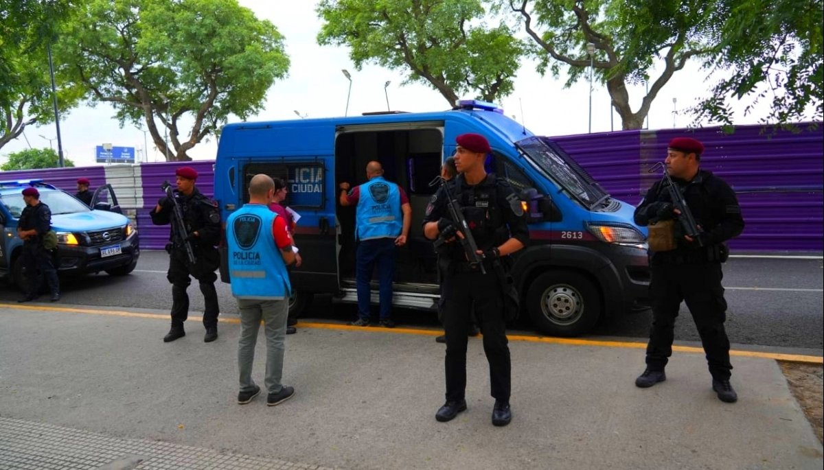 Qué no vuelva más: deportaron a un delincuente que tenía una triple condena en su haber