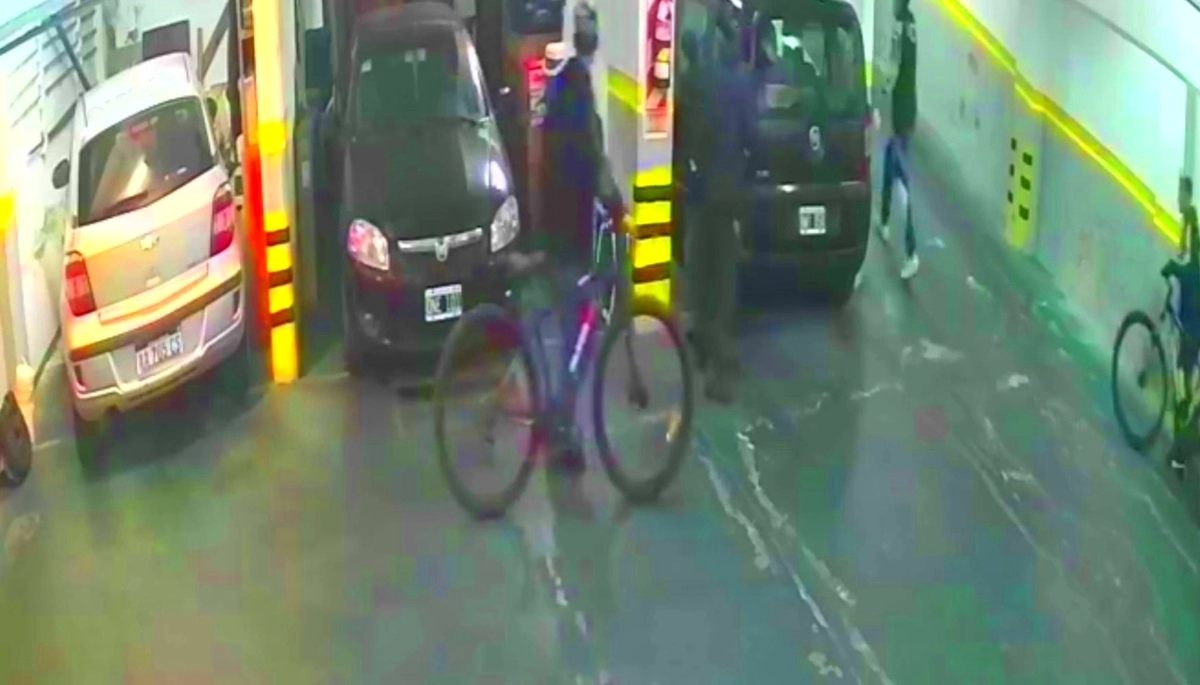 El terror de los consorcios: banda de jóvenes irrumpen en edificios y saquean los estacionamientos