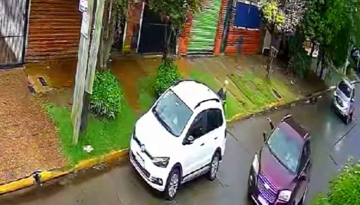 Amenazado por tres delincuentes y en el último instante, rescató a su hijo cuando le robaron el auto
