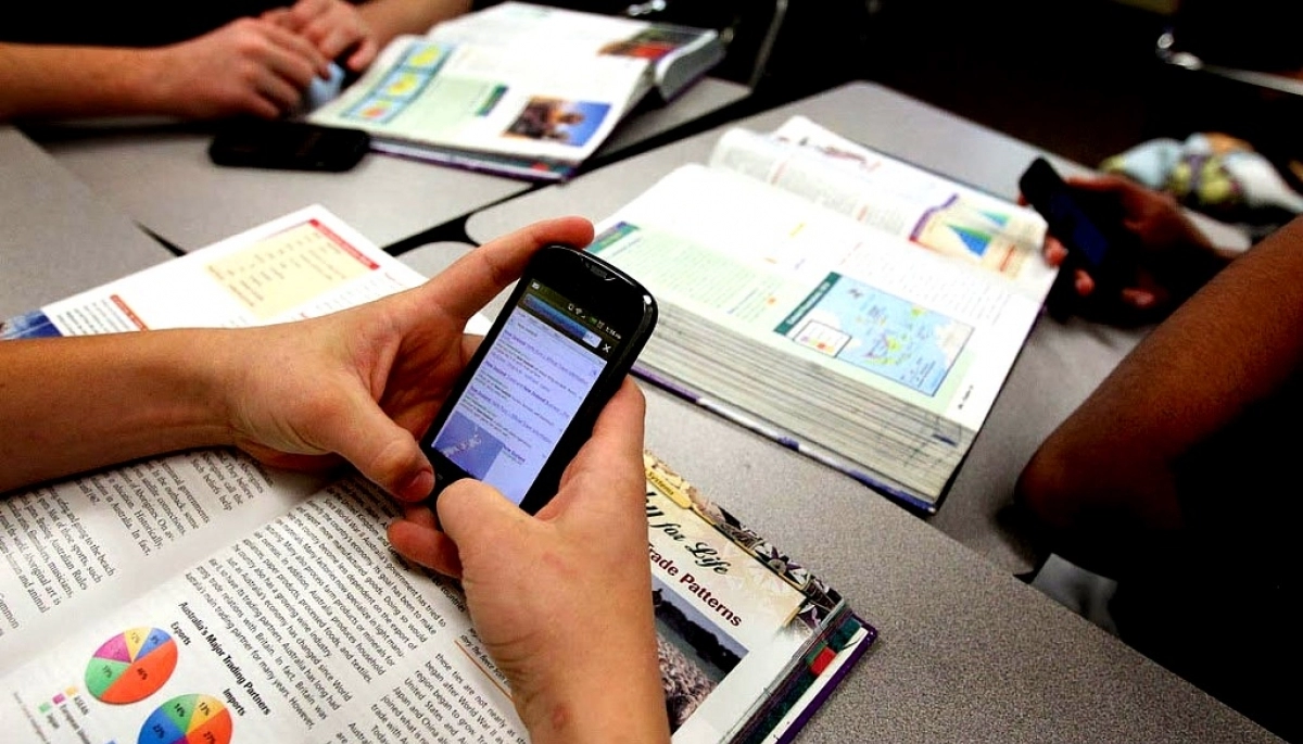 Senador provincial lanzó proyecto para limitar el uso de celulares en escuelas bonaerenses