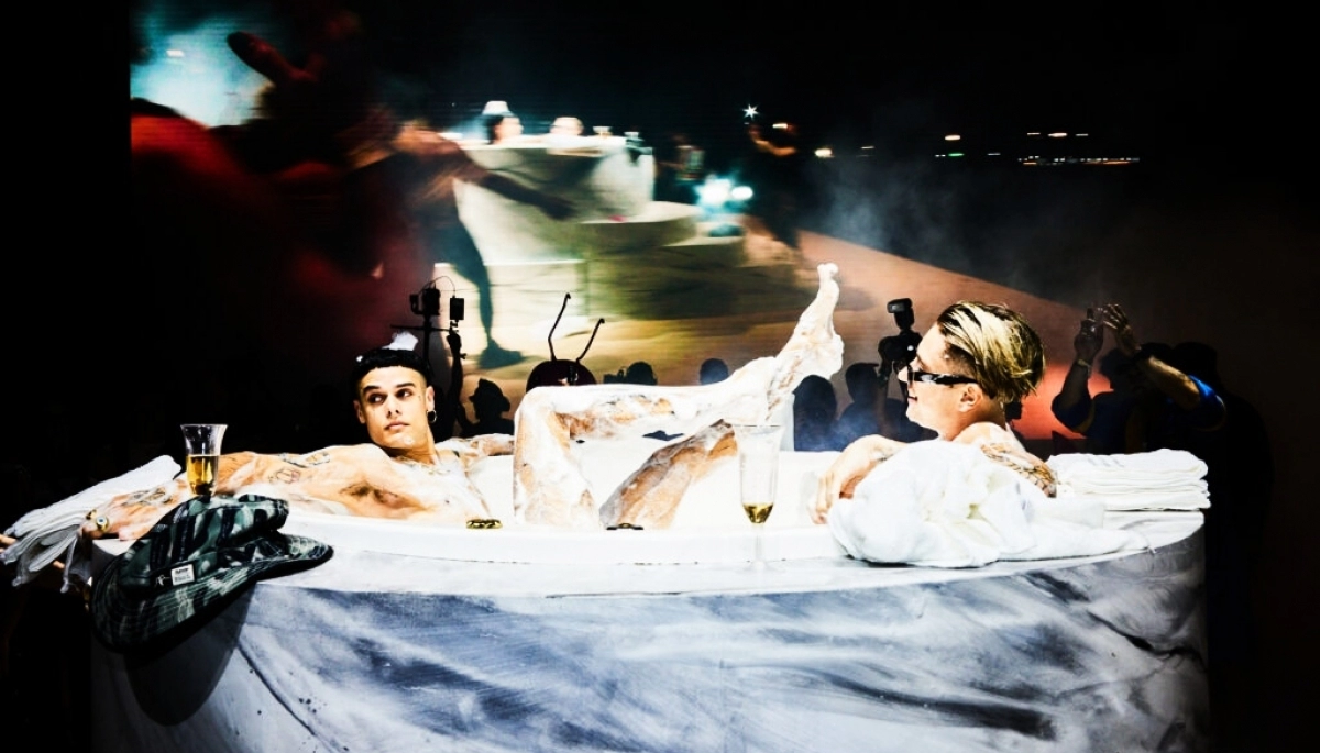 Paco Amoroso y Ca7riel sorprendieron en el Lollapalooza: dieron el show metidos en un jacuzzi