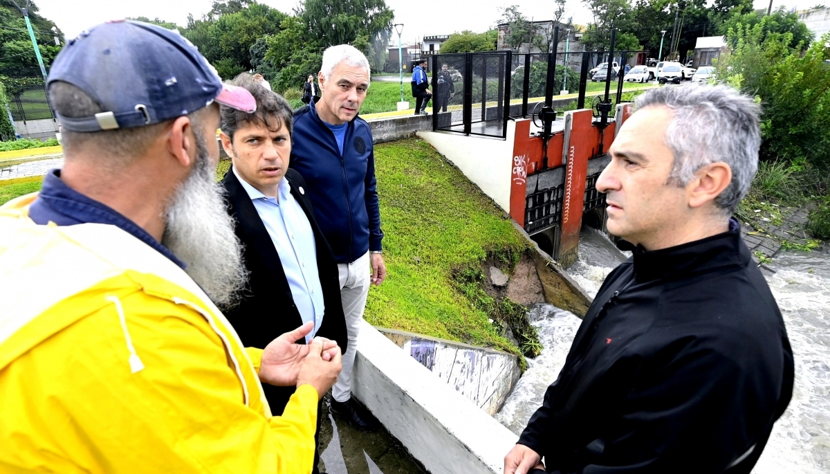 Kicillof agarró el paraguas y recorre la Provincia por el temporal: visitó Berisso y Brandsen