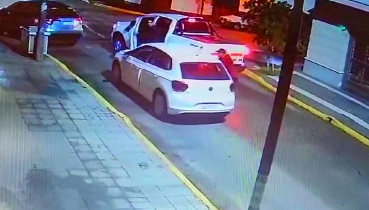 Les cruzaron la camioneta, los encañonaron y le robaron el auto