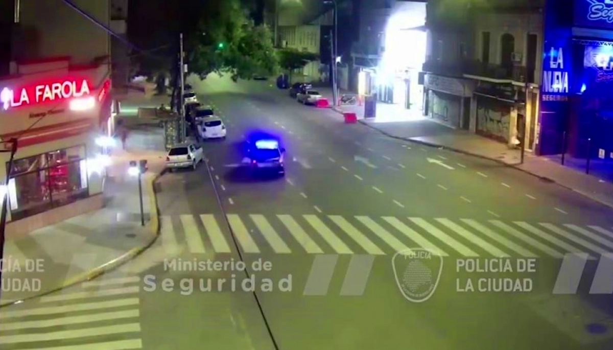 Ladrón dormilón: abrió un vehículo y cuando llegó la policía se tiró a la vereda y simuló descansar
