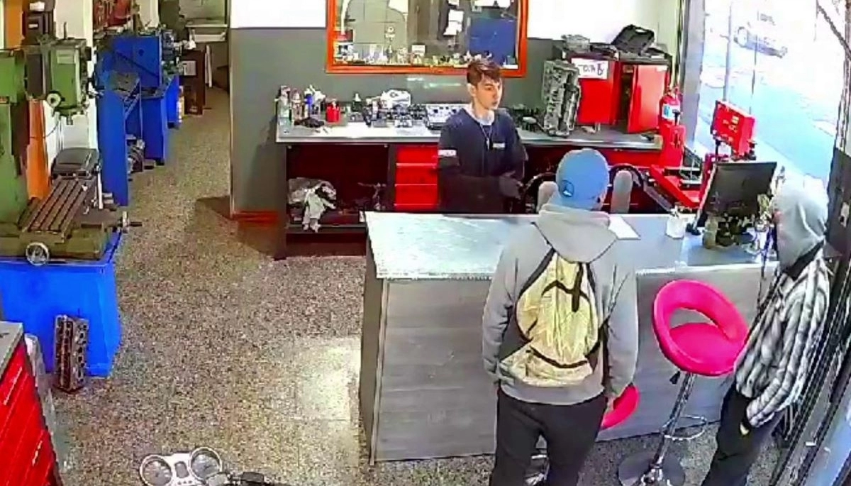 Simularon ser clientes y asaltaron un taller mecánico con lo que se presume era un arma tumbera