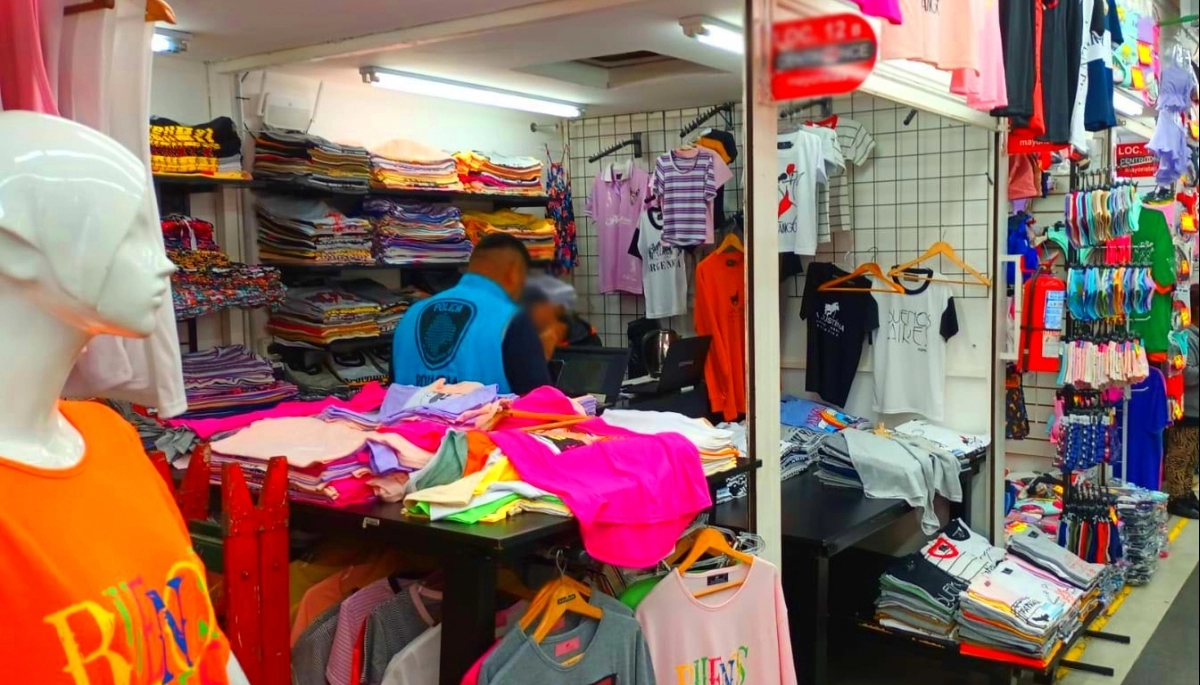 Inspecciones en una galería dejó a diez extranjeros detenidos y 14 millones de pesos en ropa "trucha"