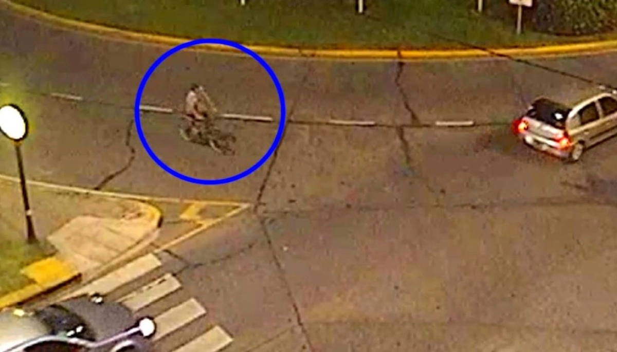 Quién tiene prioridad: un ciclista salía de la rotonda y fue embestido por un automovilista