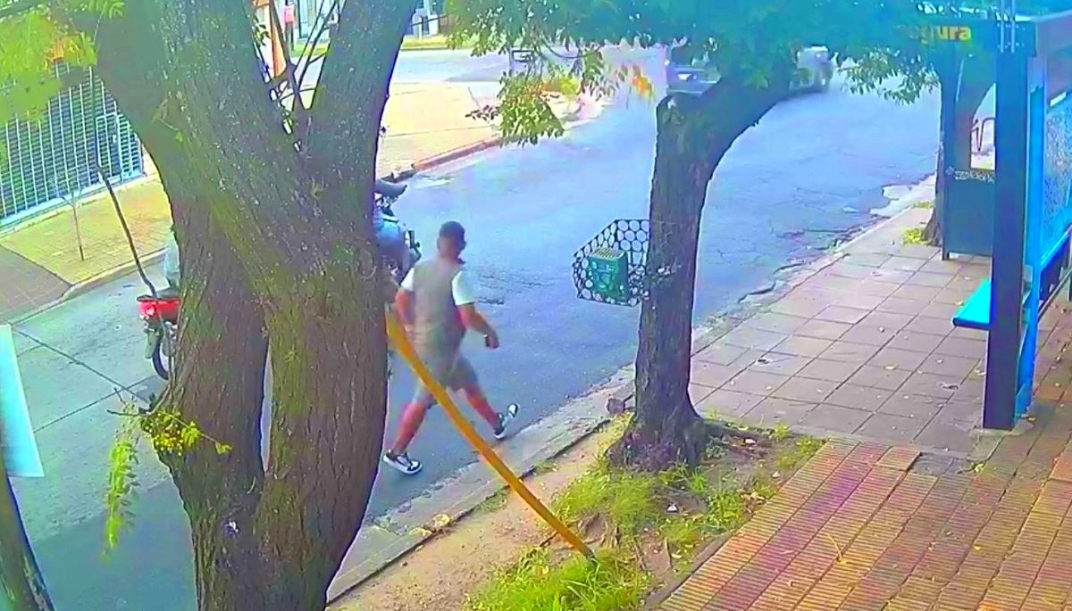 Le robaron la moto, corrió en busca de ayuda y los automovilistas lo ignoraron