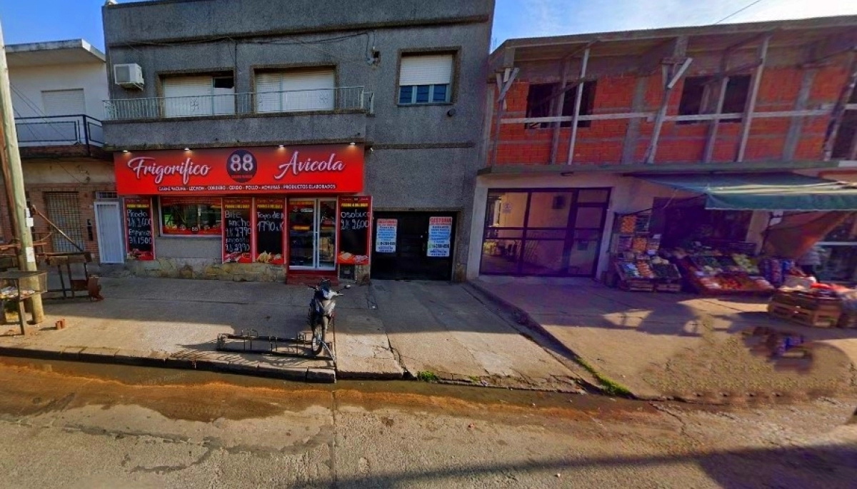 Delante de la cajera y de una clienta, un sinvergüenza robó el frasco de las propinas